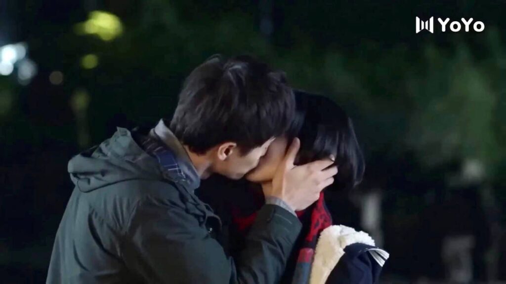 يعطيها هدية فتعانقـه من شدة فرح و تقبـله تحت ضوء القمر