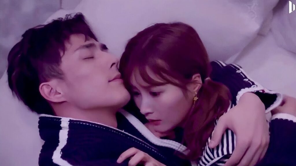 يخبرها بأنه يخشى الظلام فتحتضـنه بقوة لكي ينام  ( هي التي احبها )