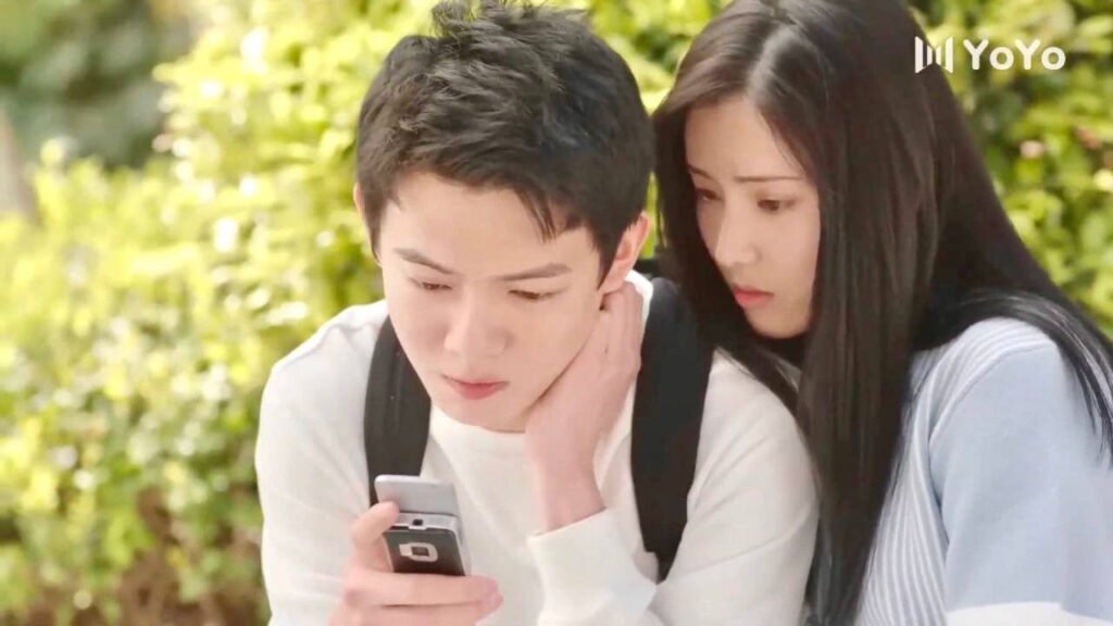 تضع رأسها على كتفه وتهمس في إذنه , وهو يحمر خجلاً