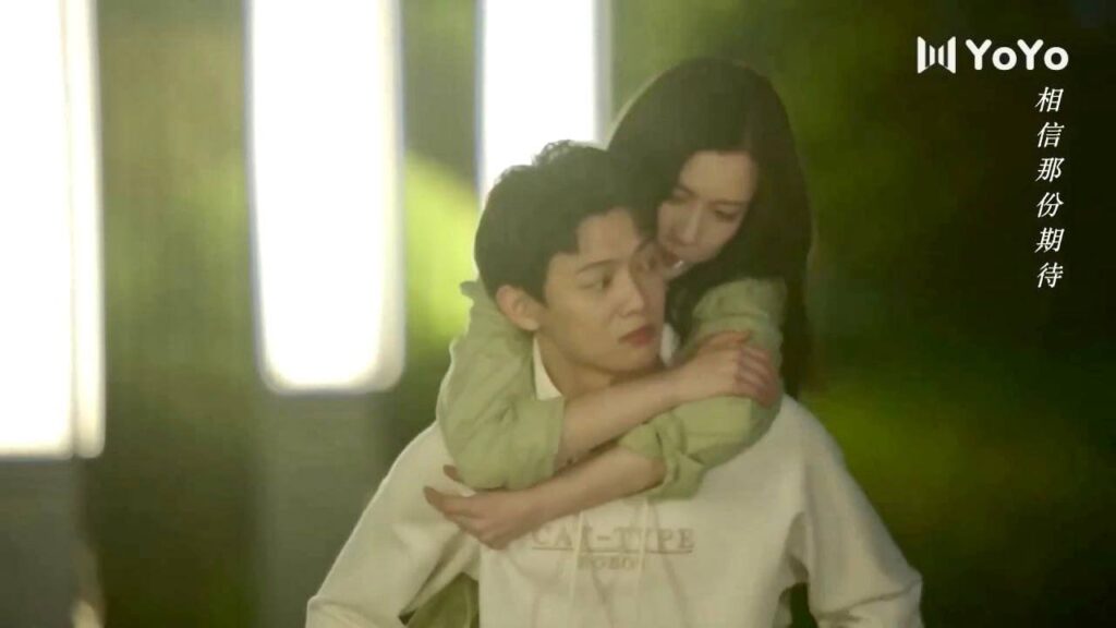 تنزلق بقشر الموز وتقع وسط الطريق , فيأتي مسرعاًَ ويحملها