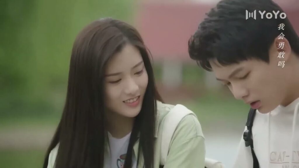 تعلمـه العزف على الكيتار فتسمك يده وتعزف معه