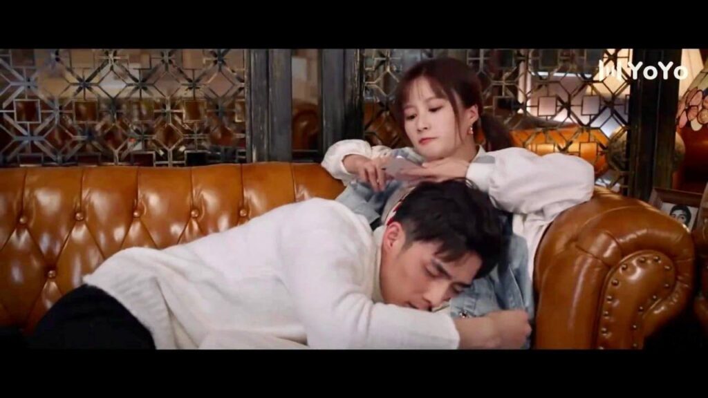 يثمـل معلمها فتأتي الى الحانة و تلتقط له صور لكي تهدده بها