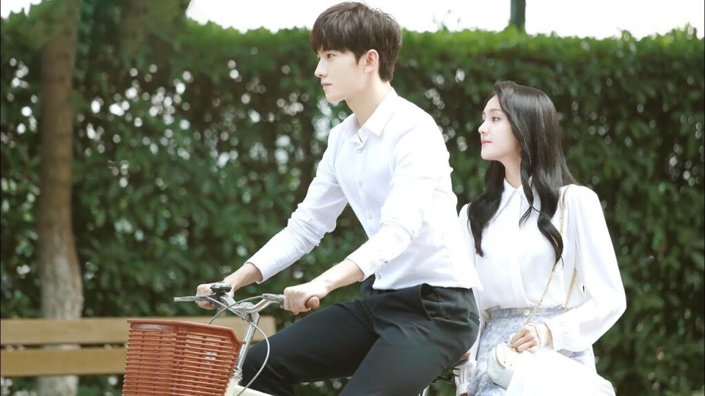 موعدنا الأول، يركب الدراجة مع حبيبته لإظهار حبهما في الجامعة 😍😉 | مقطع من مسلسل "ابتسامة جميلة"