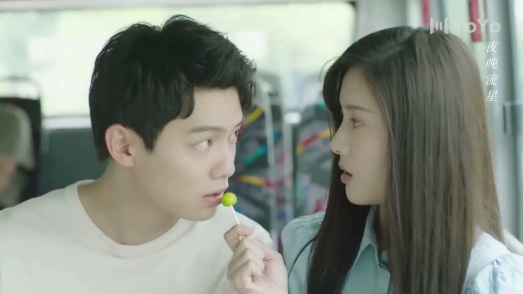 تحاول اطعامهِ لكنهٌ فجأة يحمر خجلاً بعد ان اصبحت قريبة جداً منه