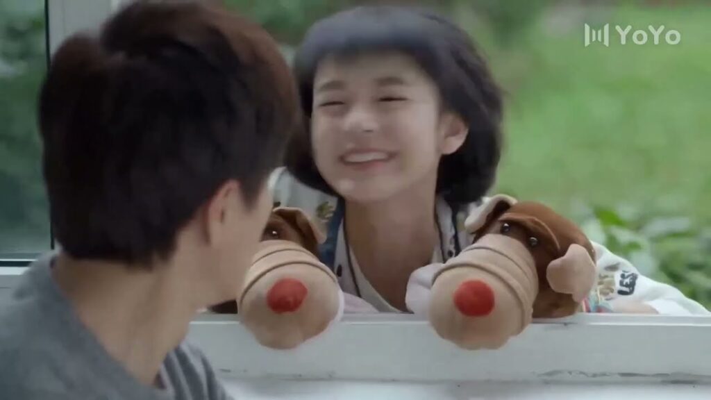 تقف عند نافذة  الصف ,و تبدأ بالرقص لكي تجذب انتباهه