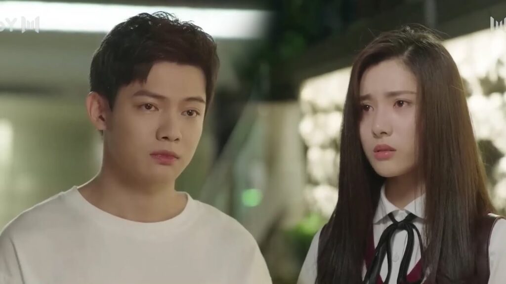 يبكي الشاب بحرقة لان البنت تتقرب منه و تلاحقه دائما