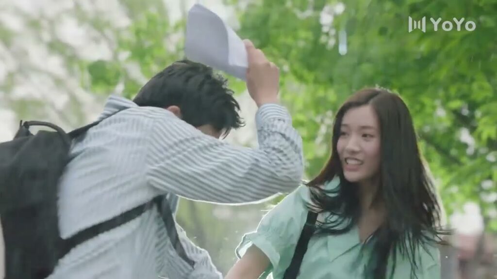 تغمرها الفرحة و ترقص تحت النافورة مع حبيبها الضائع