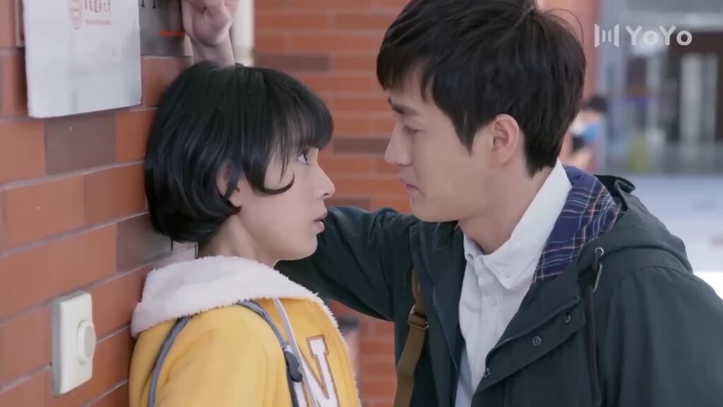 يسحبها نحو الحائط لكي يقبلها امان طلاب جامعة 💋🙉