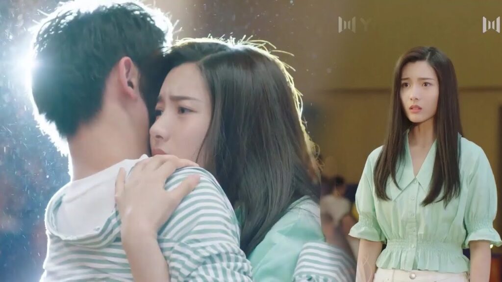 فتاة تقابل حبيبها الميت في الجامعة و تتقرب منه امام الطلاب