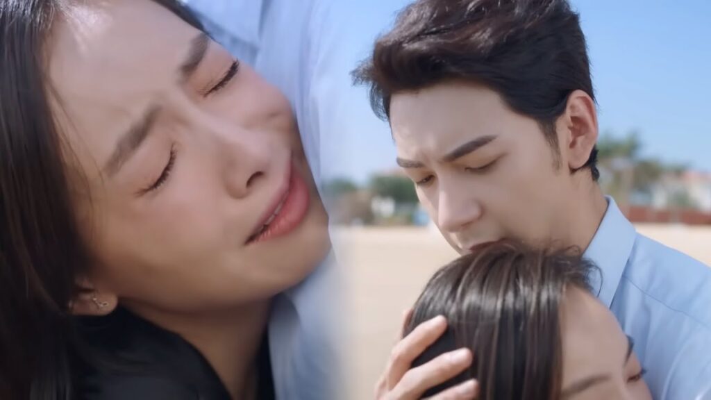 بمجرد سماع أنها مفقودة يركض للبحث عنها وعندما يجدها يراها منهارة فيواسيها💖مشهد من "عزيزتنا المترجمة"