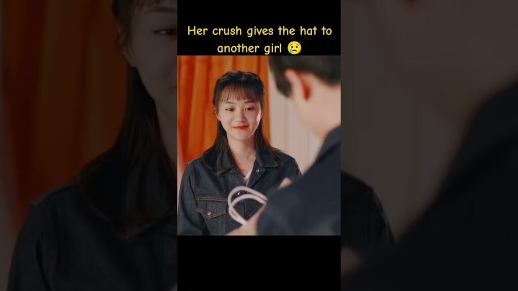 سحقها يعطي القبعة لفتاة أخرى💔💔#ariverrunsthroughit #wangruichang #huyixuan #cdrama #youku