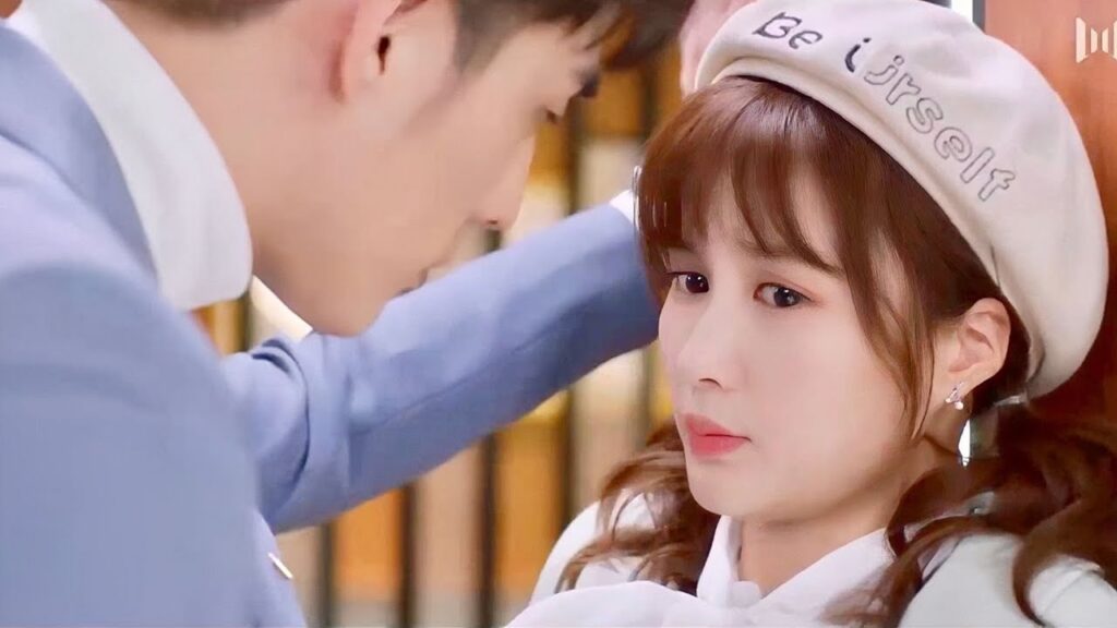 يدفعها نحو الحائط ويقترب منها ليجعلها تعترف بمشاعرها ( هي التي احبها ) يدفعها نحو الحائط ويقترب منها ليجعلها تعترف بمشاعرها ( هي التي احبها )