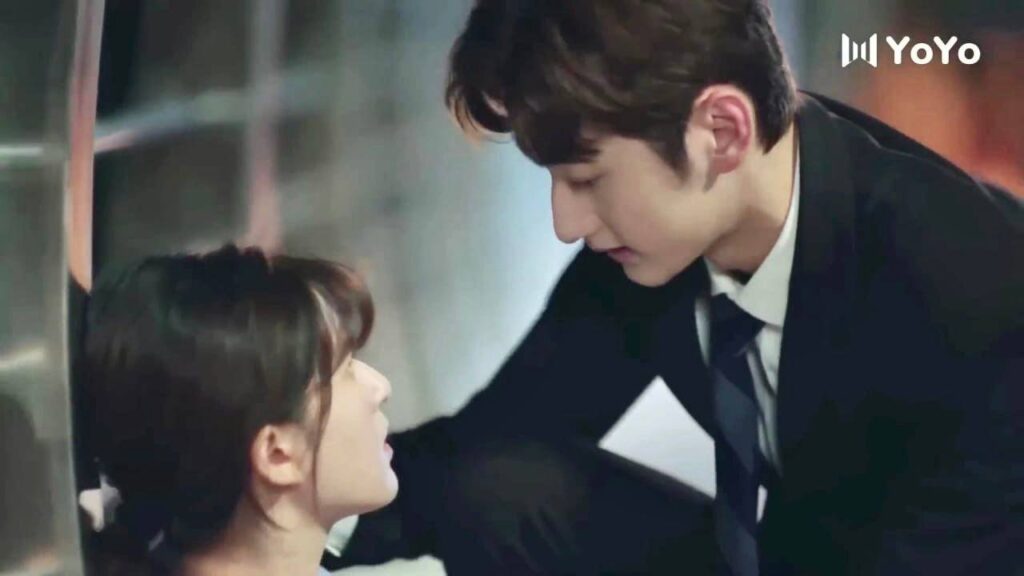 يتأذى وهو يحمـي حبيبتـه  و لا يعرف  بأنه ينزف دم