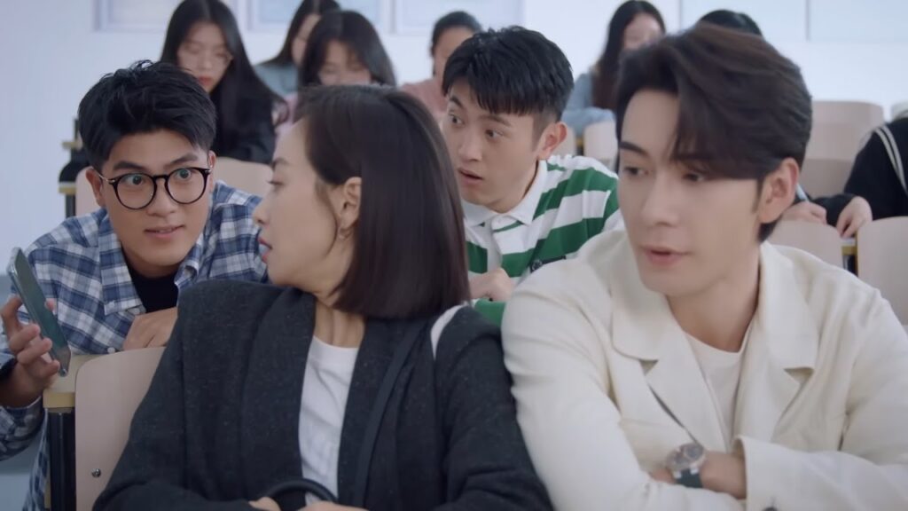 يستعيدان ذكرياتهما في الجامعة فيواجه طالب يغازل حبيبته يجعله يشعر بالغيرة💖مشهد من "عزيزتنا المترجمة"