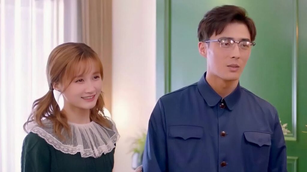 تجعل حبيبها يرتدي ملابس رخيصة امام عائلتها لكي لا يطلبون المال منه  ( هي التي احبها )