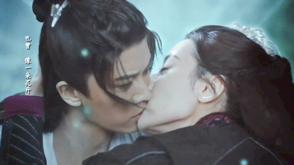 سرقتْ قبلة بريئة من عريس البحر في منتصف الليل! 😘 | مقطع من مسلسل الهمسة الزرقاء