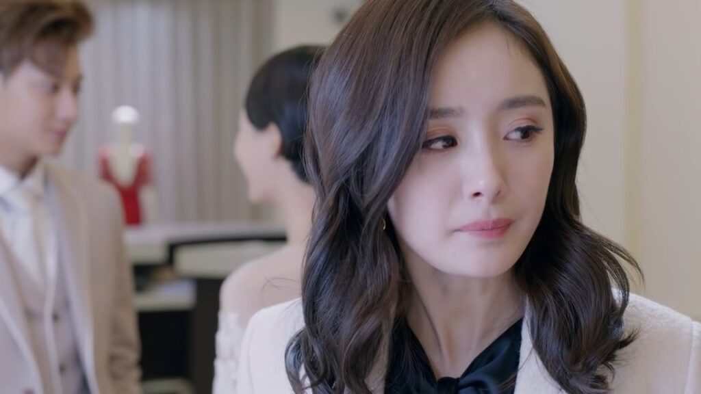 تعمد اصطحاب حبيبته السابقة لرؤية خطيبته وهي تختار فستان الزفاف | مقطع من مسلسل المفاوض