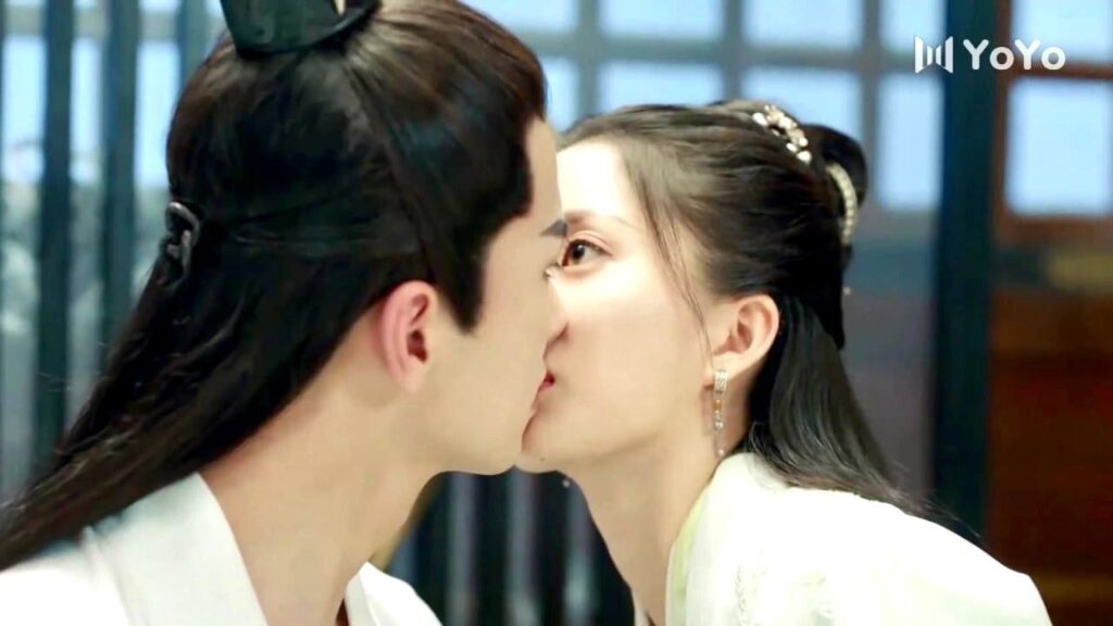 وهي تضع الدواء على جروحها زوجها المصاب تبكي عليه لكنه يقبـلها فجأة