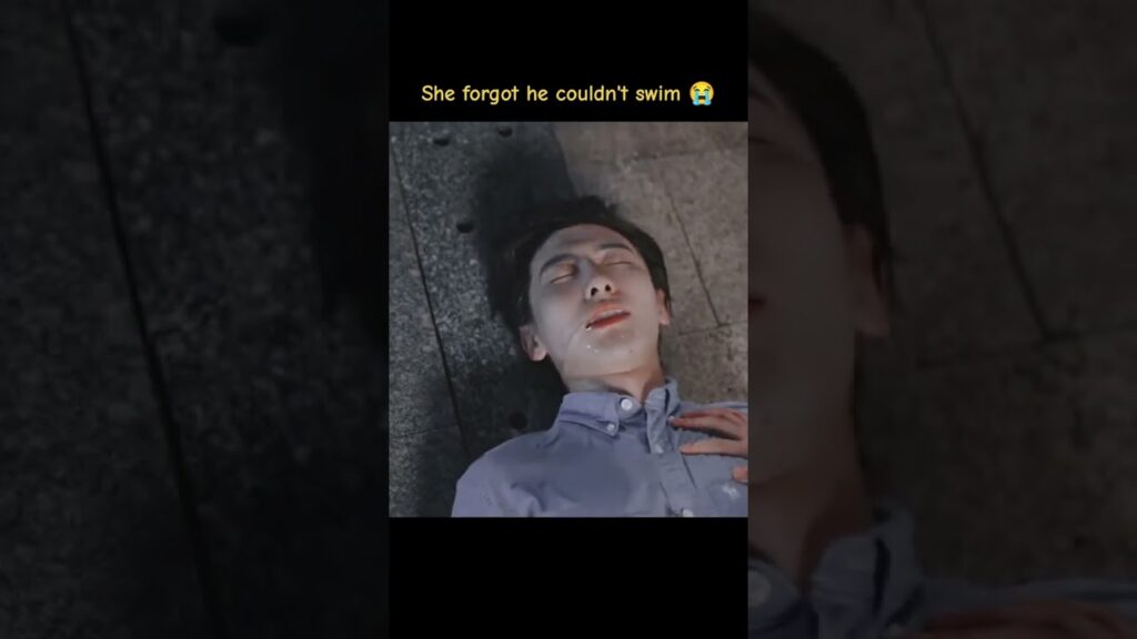لقد نسيت أنه لا يستطيع السباحة😢🤣#ariverrunsthroughit #wangruichang #huyixuan #cdrama #youku