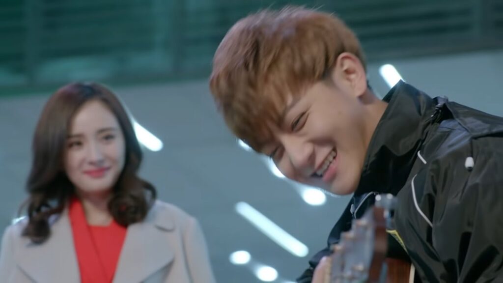 اعتراف رومانسي من خلال العزف على الجتار في الشارع 🎸 | مقطع من مسلسل المفاوض