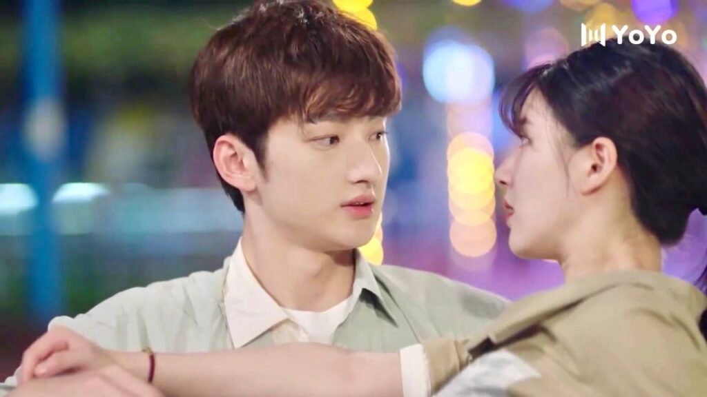 تسرع لرؤيتـه لكنها تقع في حضنـه , فتحاول تقبيـله تسرع لرؤيتـه لكنها تقع في حضنـه , فتحاول تقبيـله