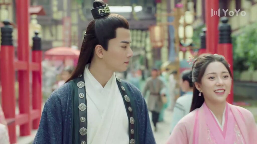 يمسك يدها بحب لكنه يشعر بالاحراج قليلا