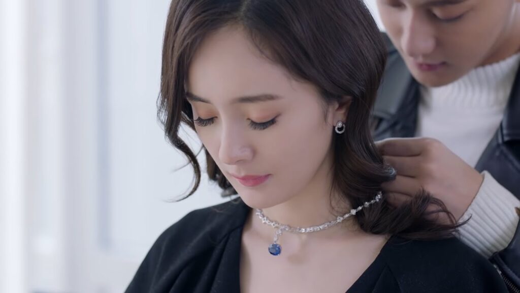 يختار الرئيس شخصيًا ملابس حبيبته ويضع قلادة والدته المفضلة ~ | مقطع من مسلسل المفاوض