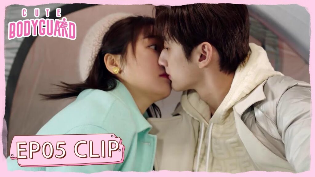 قبلة عن طريق الخطأ بسبب اختبائهم من النحل | مقطع من الحلقة 5 "حارسة شخصية لطيفة " | WeTV