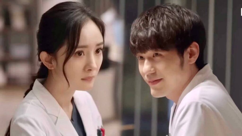 دائماً يساعدها في العمل و يحاول اظهار اهتمامهِ بها بصورة غير مباشرة   ( شكرا ايها الطبيب )