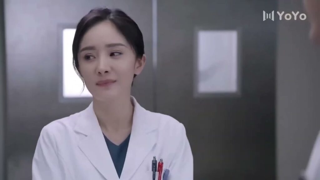 يساعدها و يقف الى جانبها لكنها تخبرهٌ بانهٌ كبير بالسن 😂😂 ( شكرا ايها الطبيب )