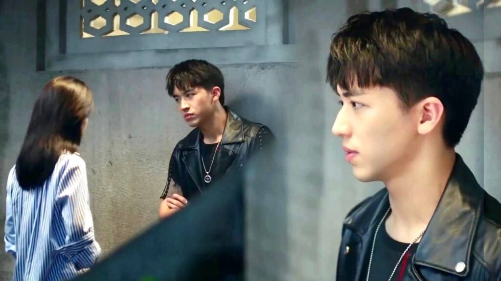 يصب غضبـه على حبيبتـه , لانه تعاون مع رجال العصابة لكي يأخذ حقـه