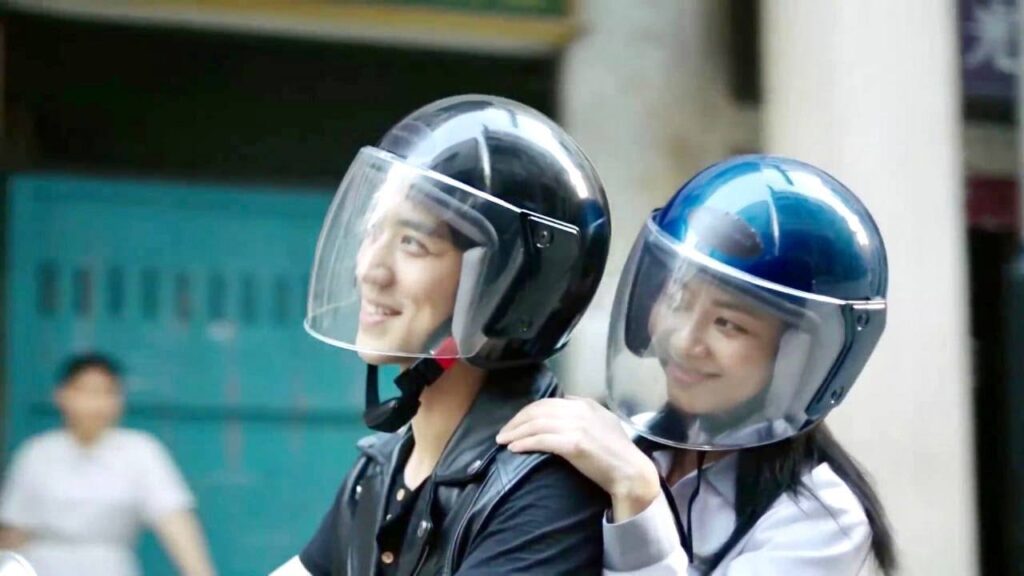 تركب الدراجة النارية مع حبيبـها لكي يوصلها الى المدرسة