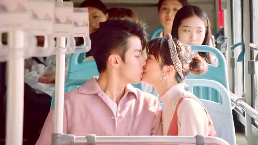 يقبـل حبيبتـه في الحافلـة و يجعل الناس غير مرتاحين