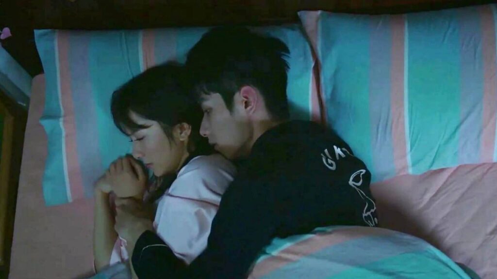 يحـضن زوجـته بقـوة لانها ترى الكوابيس