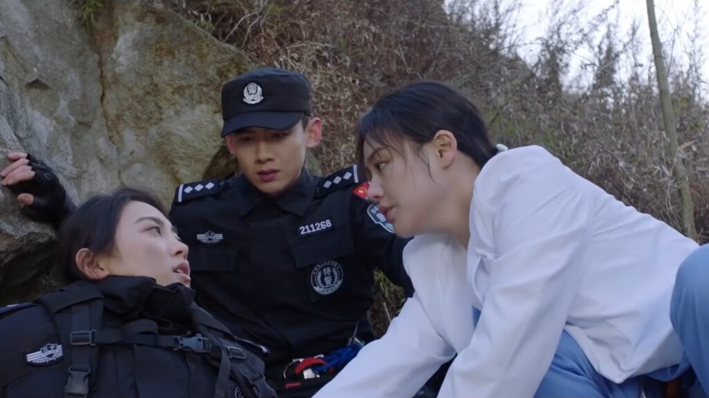 تسقط من مرتفع ولكنها تهتم برغبتها في إرتداء فستان 😅 | مقطع من مسلسل "أنت بطلي"