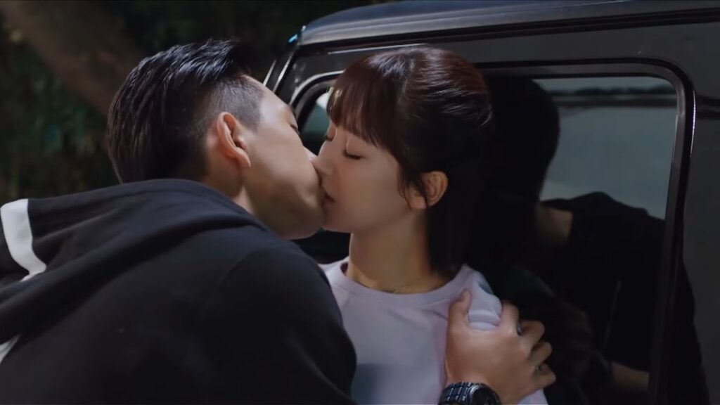 يذهب في موعد بمنزلها ولكن الموعد تحول إلى علاقة رومانسية مشهد من مسلسل "هيا هيا يا حبار" مترجم