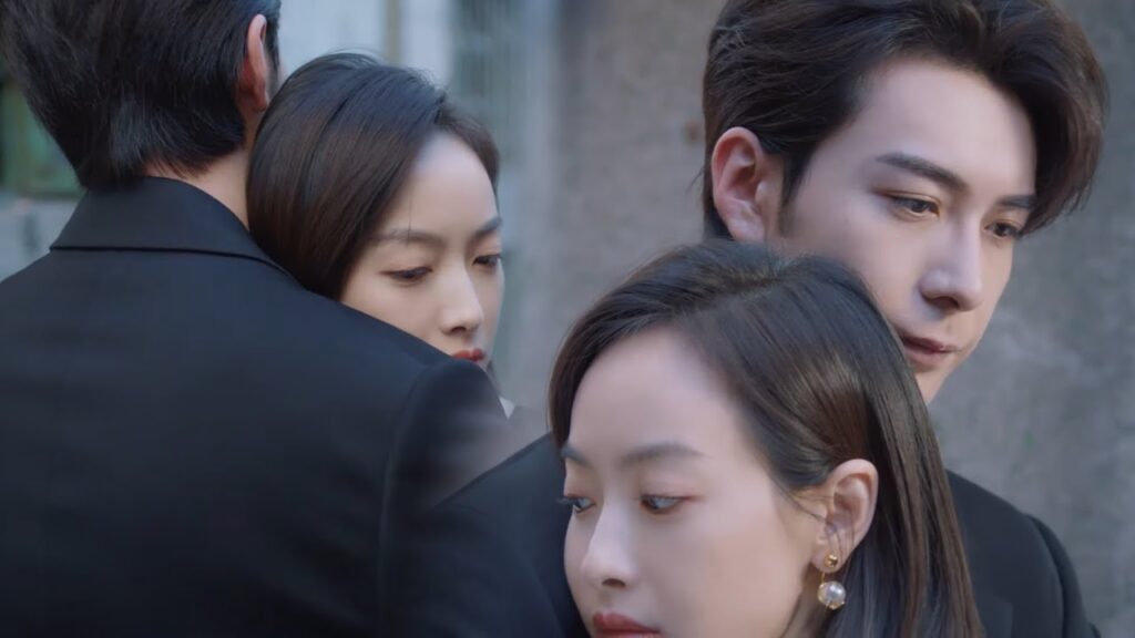 تورطها مساعدتها ويتركها الجميع ولكنها تجده الوحيد الواقف بجانبها ويدعمها💖مشهد من "عزيزتنا المترجمة"