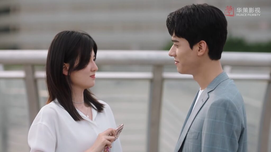 يظهر الثنائي الشاب عاطفتهما تجاه بعضهما البعض في الشارع | مقطع من "حديقة الأحلام"