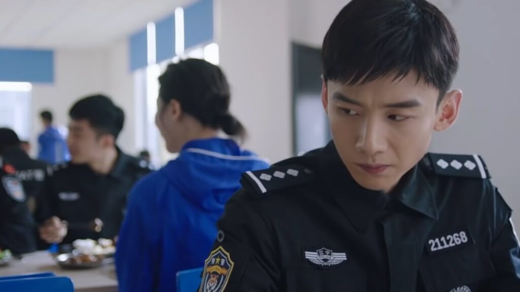 ينزعج عندما يراها مع رجل آخر، فيعاقبه 😅 | مقطع من مسلسل "أنت بطلي"