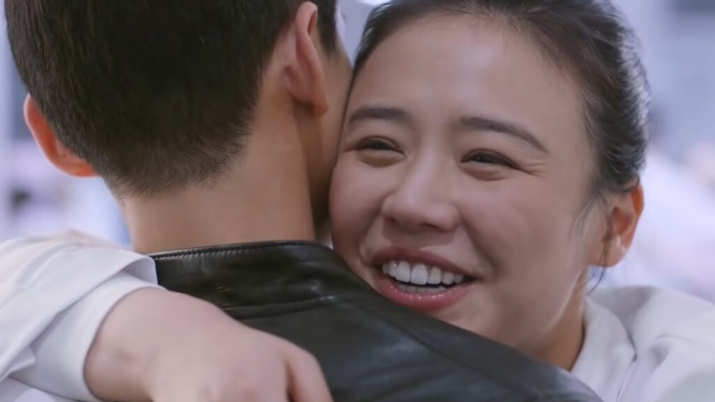 كانت (مي كا) سعيدة فعانقت (كه لي) بمجرد رؤيته واقفًا أمامها | مقطع من مسلسل "أنت بطلي"