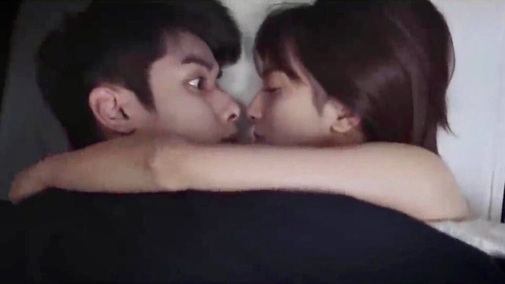 يحاول تغطية جسدها لكنها تسحبـه الى الفراش معها  ( حبيبـتي )