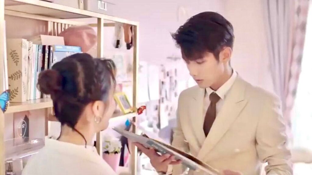 يرى البوم الصور الخاص بها فيكتشف بانها صديقة طفولتـه  ( حبيبتي  )