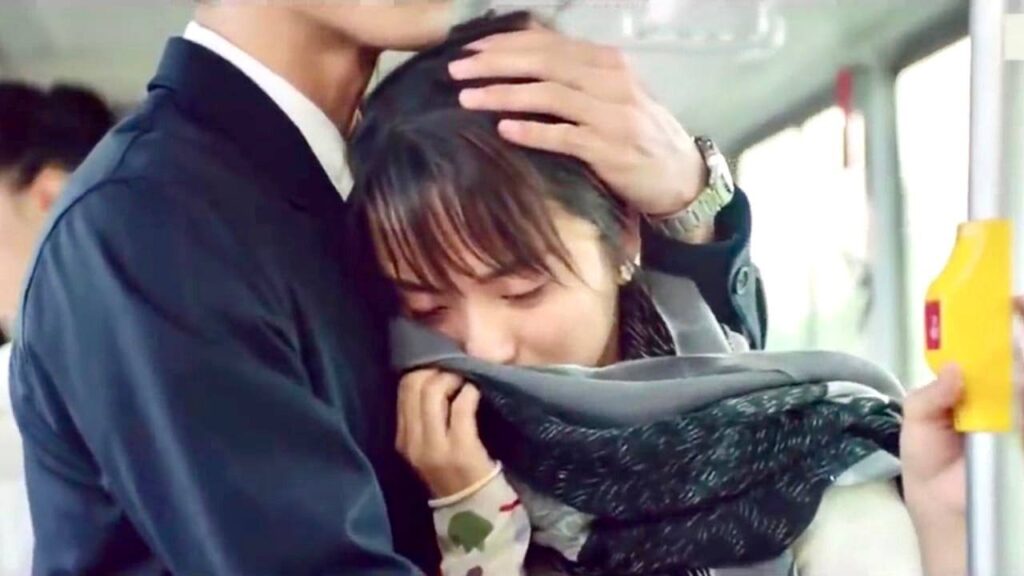 يغطي الرئيس وجهها لكي لا يراى احد ما  ندبتها