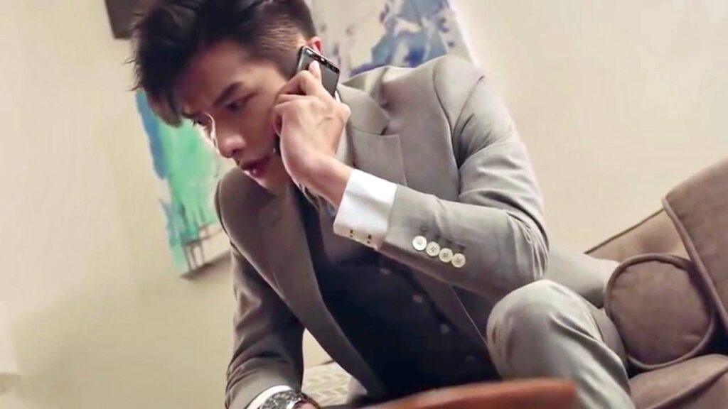 يكتشف الرئيس  بأنه خرب وجه صديقتـه المقربة والان تعاني  ( حبيبتـي )