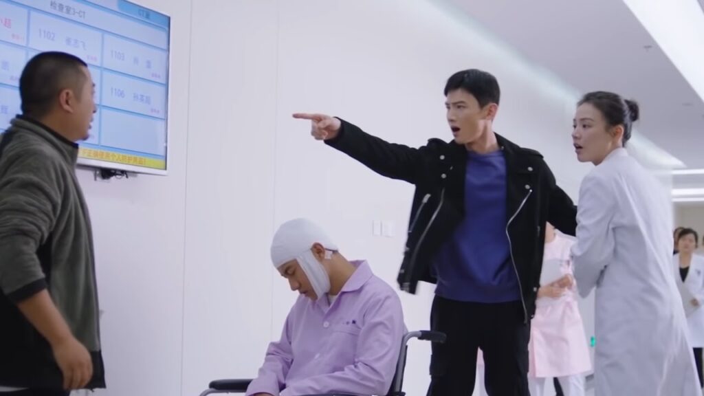 دافع عنها أمام الجميع عندما تعرضت للهجوم من شخص ما | مقطع من مسلسل "أنت بطلي"