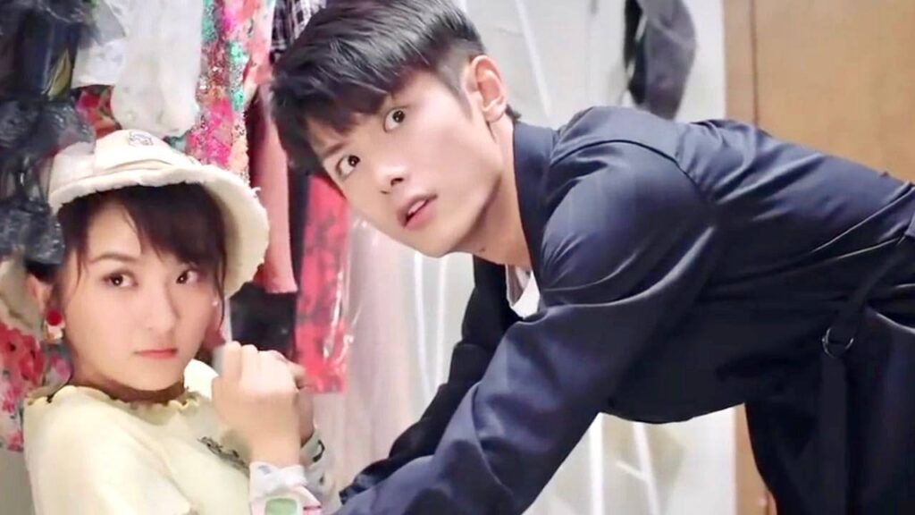 الرئيس يتغزل بالموظفة في غرفة الملابس  ويكشف امرهم  ( حبيبتـي )