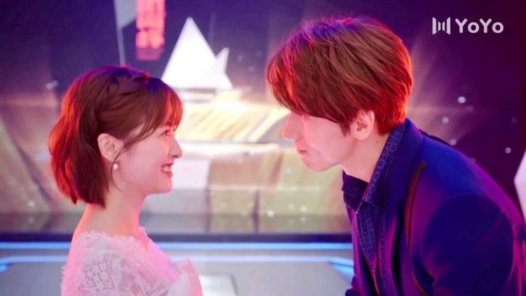 يصمم لها فستان ويصعد معها على المسرح ويعترف بحبـه لها امام الجماهير ( عد نجومك المحظوظة )