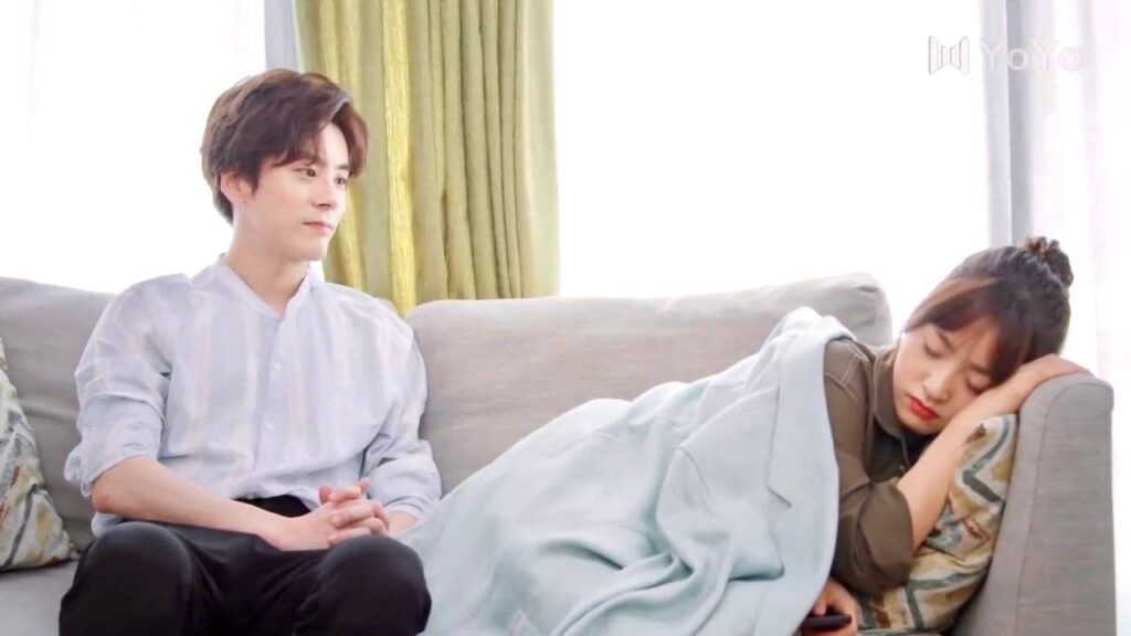 واخـيرا يعترف البطل الثاني بحبـه , لكن الغبي يعترف لها وهي نائمة  ( عد نجومك المحظوظة )