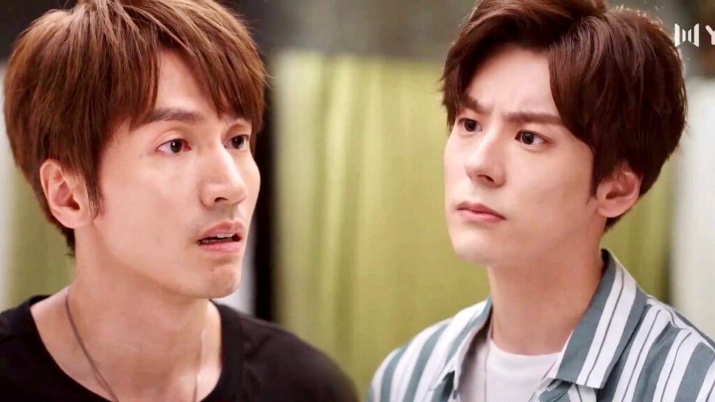 يغضب البطل الثاني  ويتدخل في مناقشة البطل مع حبيبته لانه لا يهتم بها   ( عد نجومك المحظوظة )