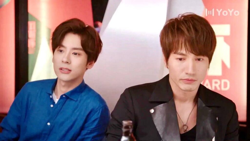 يصبحون اخوة  فجأة  , ويحسده لان والده على قيد حياة معه (عد نجومك المحظوظة )